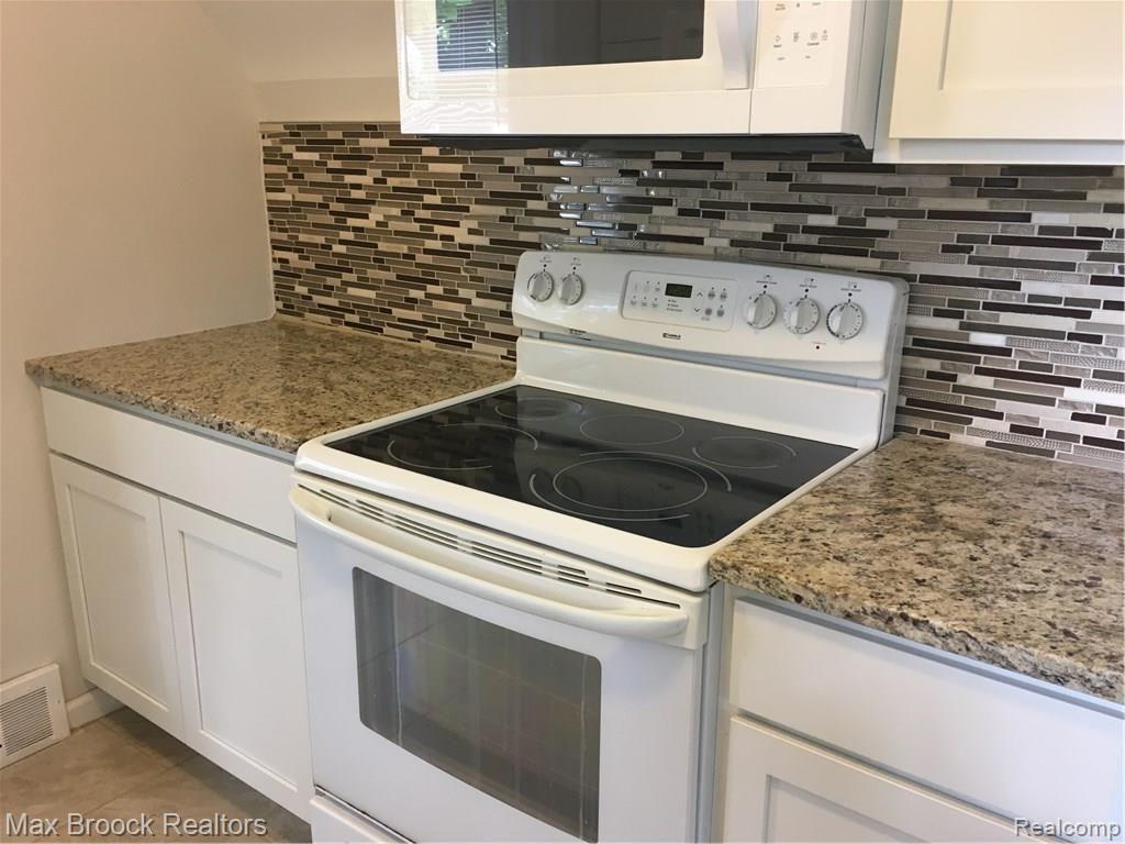 23140 ORCHARD LAKE Road kit.JPG