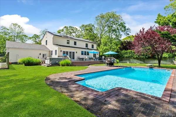 $1,499,000 | 15 Oak Lane, Hampton Bays, NY 11946