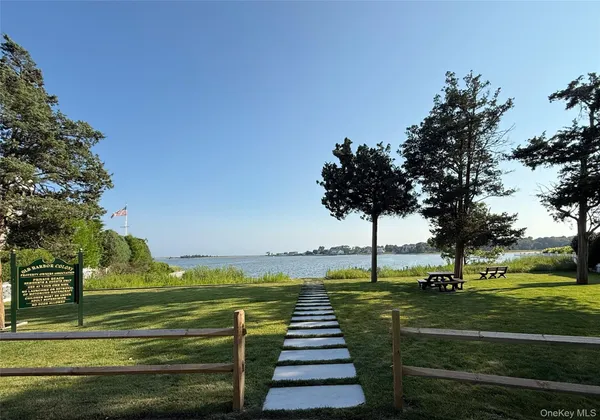 $1,499,000 | 15 Oak Lane, Hampton Bays, NY 11946