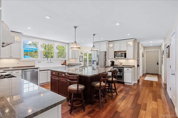 $1,499,000 | 15 Oak Lane, Hampton Bays, NY 11946