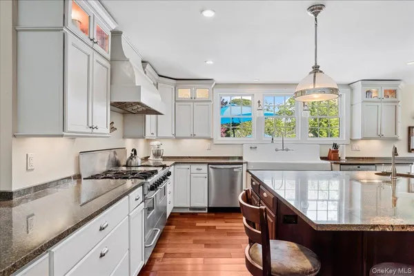 $1,499,000 | 15 Oak Lane, Hampton Bays, NY 11946