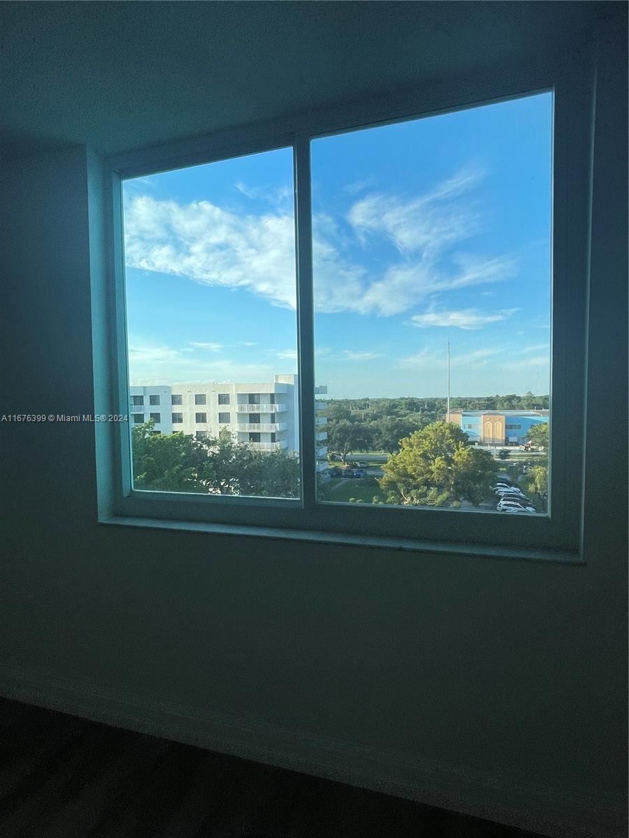 Hillcrest Hollywood, FL 33021 - Photo 13 of 37 a view of sky from window