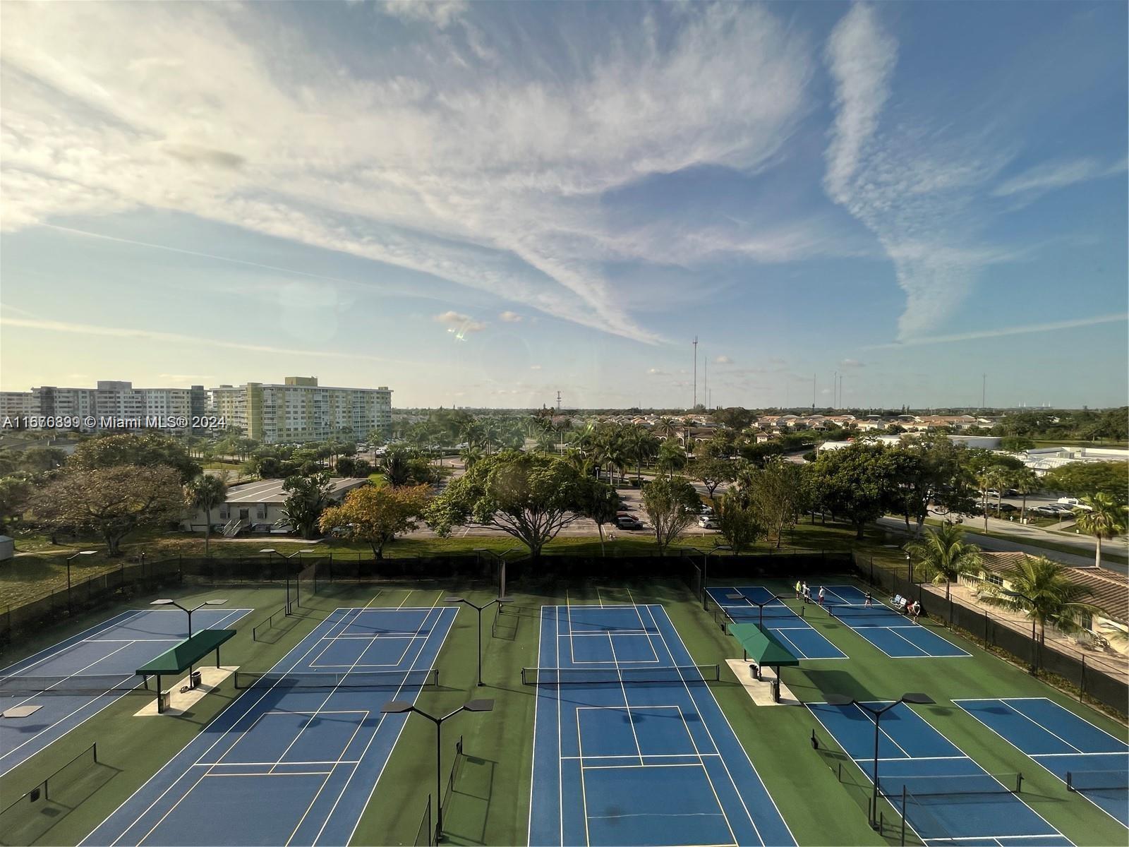 Hillcrest Hollywood, FL 33021 - Photo 33 of 37 a view of a city