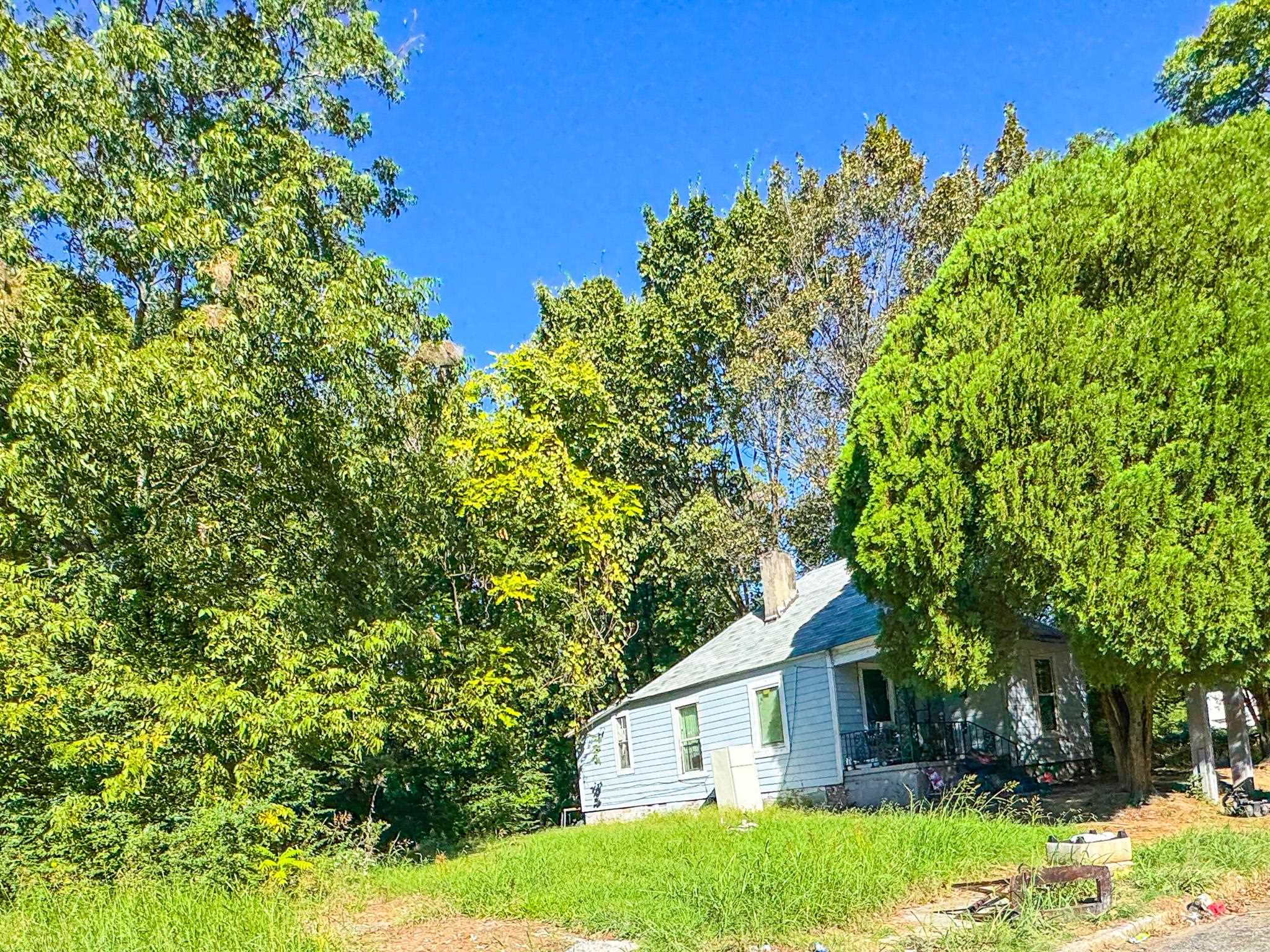 1345 Gold Avenue Memphis, TN 38106 - Photo 2 of 2 a front view of a house with garden