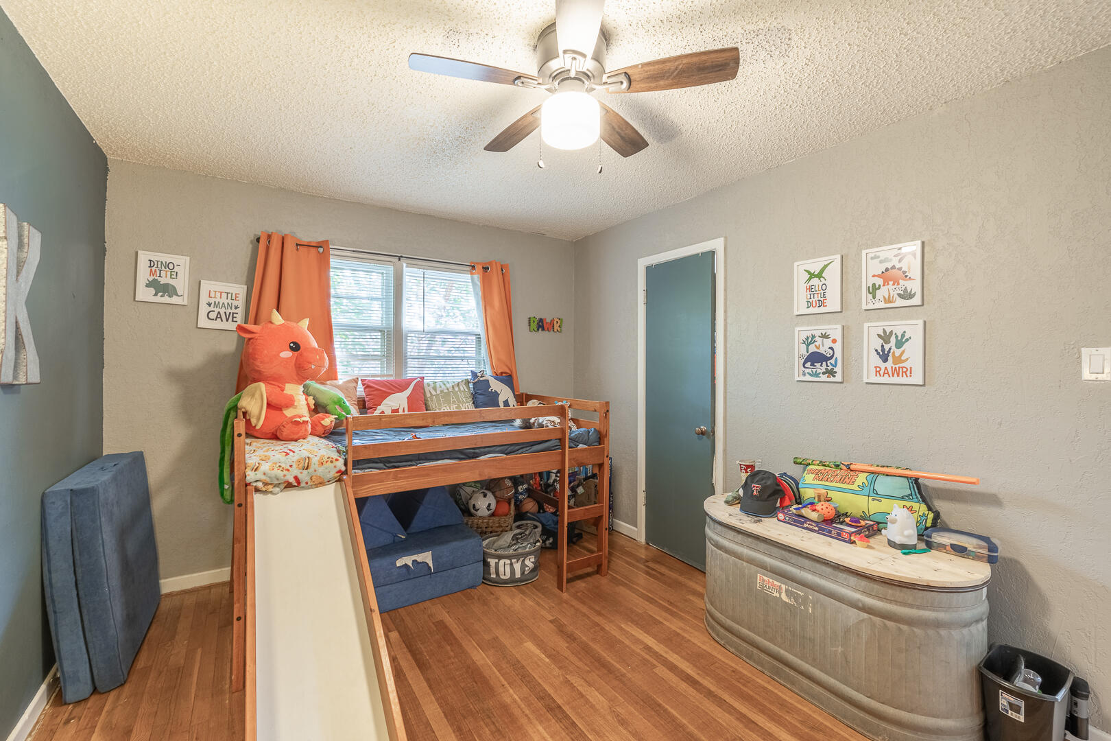710 West 5th Street Post, TX 79356 - Photo 15 of 50 a room with furniture and a wooden floor