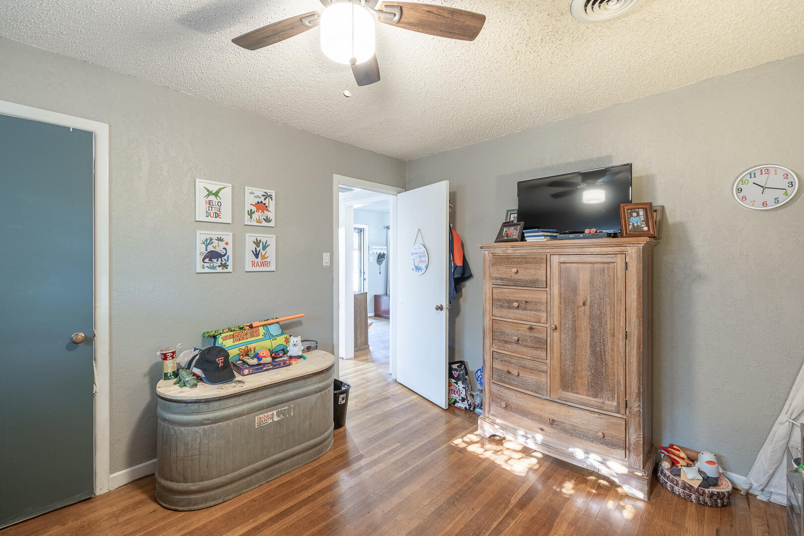 710 West 5th Street Post, TX 79356 - Photo 16 of 50 a living room with furniture and a flat screen tv