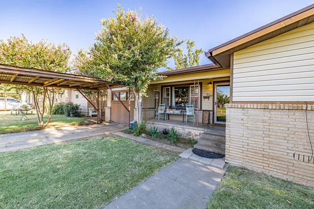 a view of a house with backyard and porch