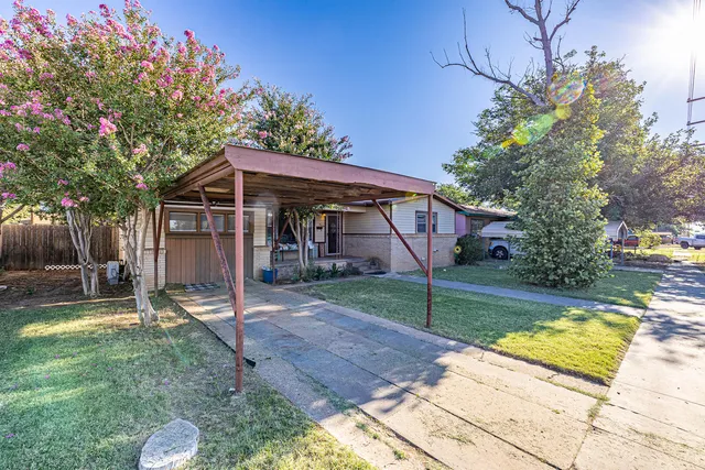 a view of a house with a backyard