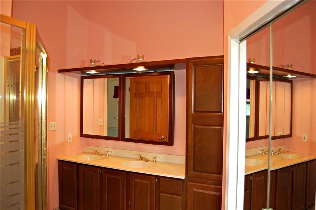 1887 Reissing Road McDonald, PA 15057 - Photo 18 of 25 MASTER BATH WITH 2 SINKS