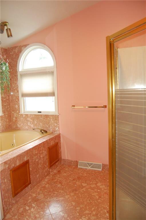 1887 Reissing Road McDonald, PA 15057 - Photo 19 of 25 M BATH WITH WHIRLPOOLTUB(AS IS)