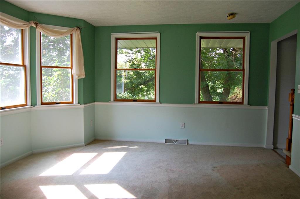 LIGHT AND BRIGHT LIVING ROOM 