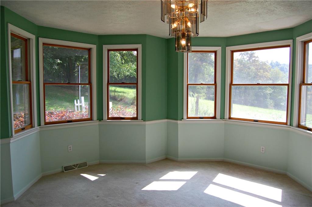 LARGE DINING RM WITH MANY WIN