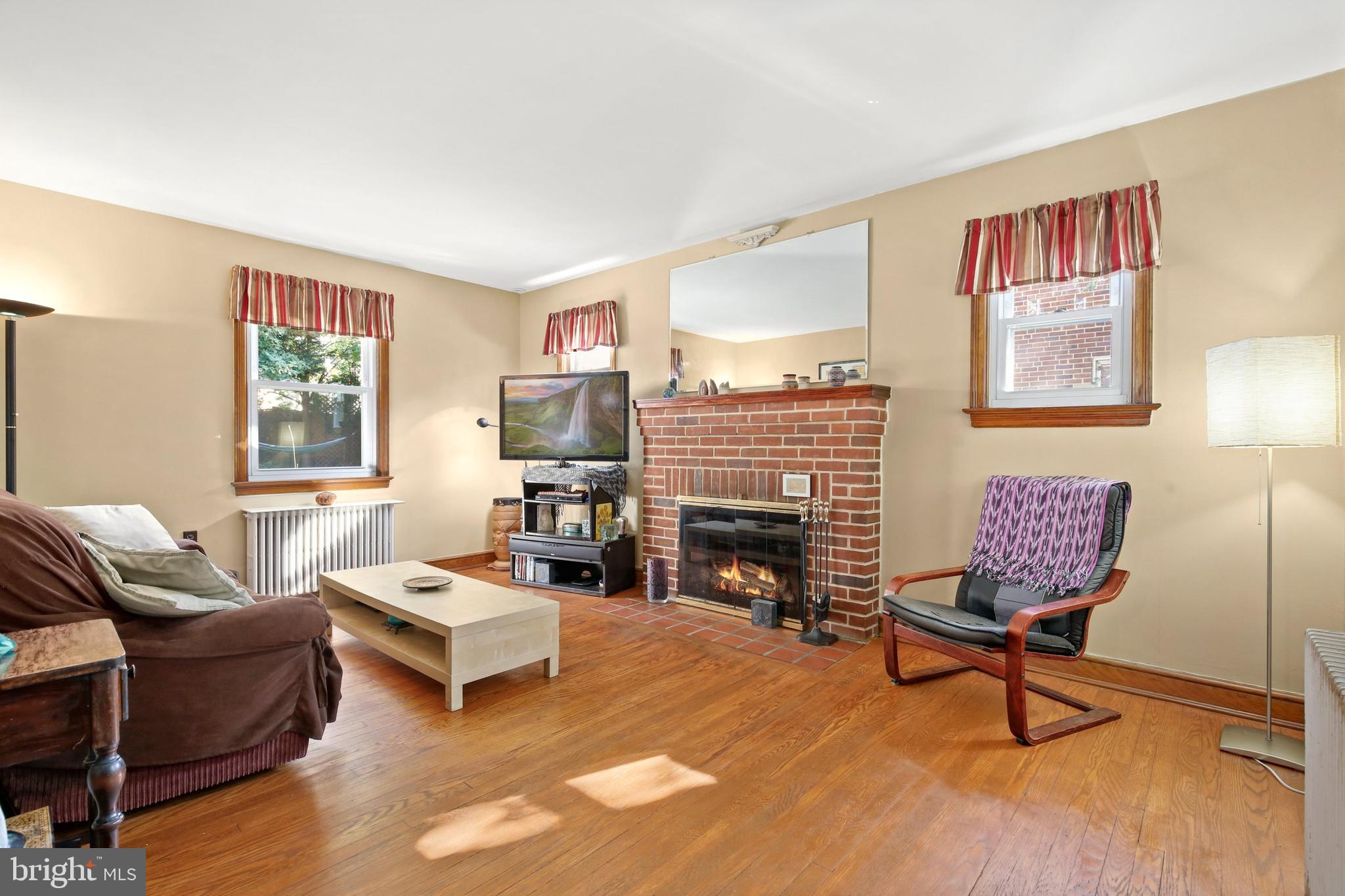 611 Easley Street Silver Spring, MD 20910 - Photo 4 of 29 Gallery Image 4