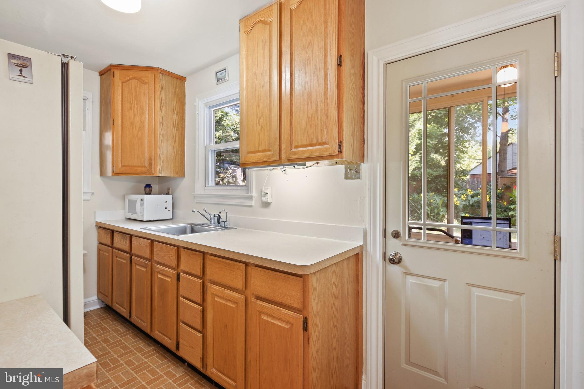 611 Easley Street Silver Spring, MD 20910 - Photo 9 of 29 Gallery Image 9