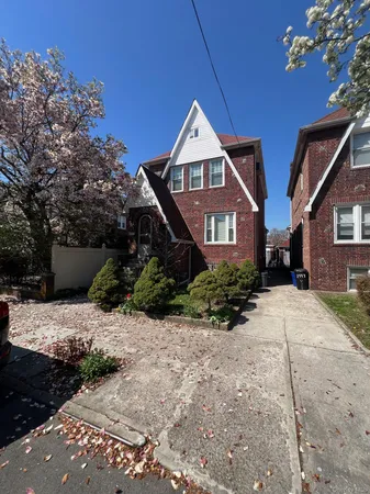 $960,000 | 2445 Yates Avenue | Bronxwood