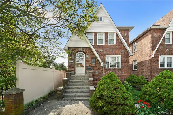 $960,000 | 2445 Yates Avenue | Bronxwood