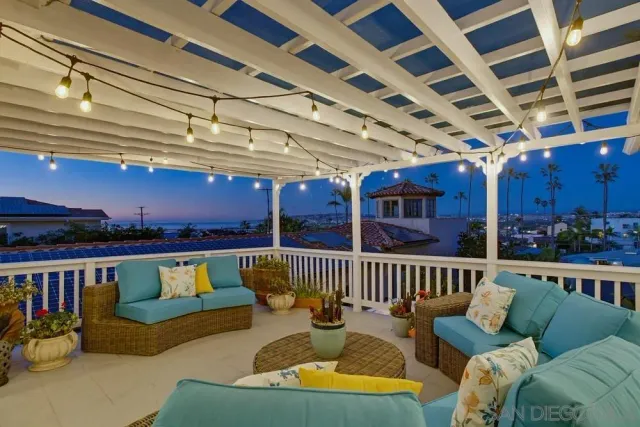 a view of a yard with plants