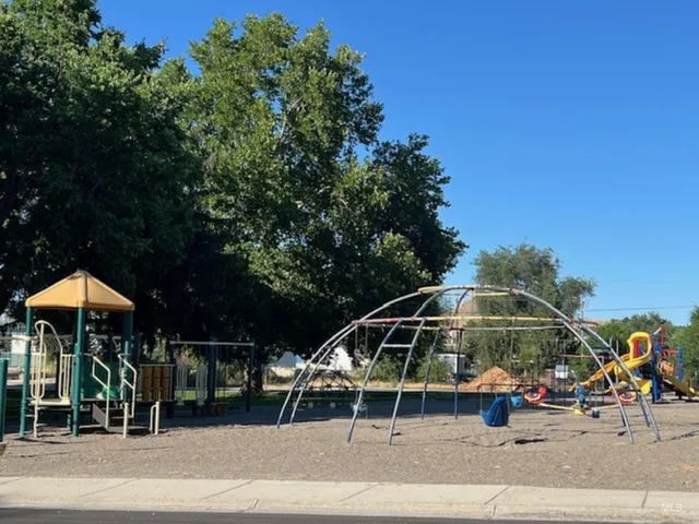 $300,000 | 405 Live Oak Avenue, Marsing, ID 83639