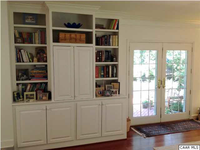 2803 Huntington Road Charlottesville, VA 22901 - Photo 13 of 42 a living room with window