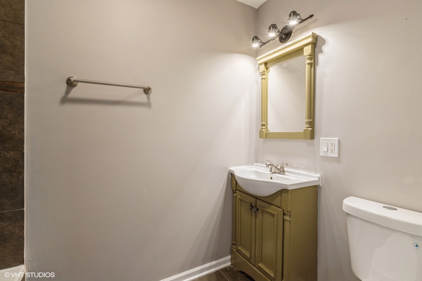 8842 Dee Road, Unit B Des Plaines, IL 60016 - Photo 17 of 29 Gallery Image 17