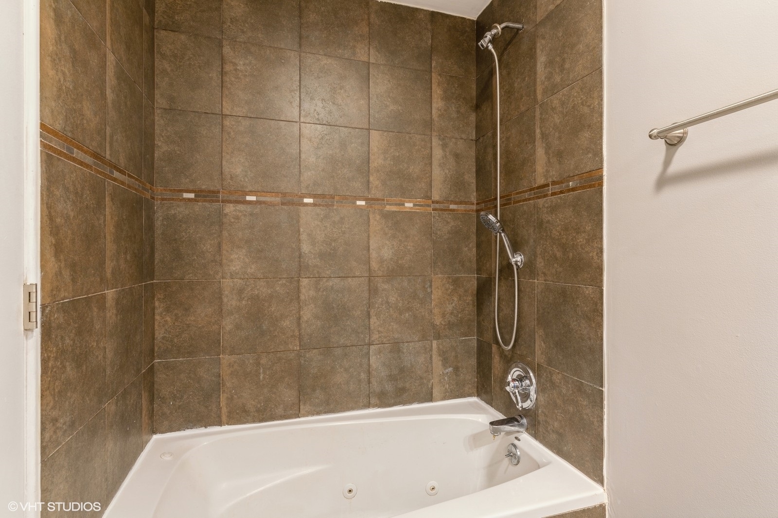 8842 Dee Road, Unit B Des Plaines, IL 60016 - Photo 18 of 29 Gallery Image 18