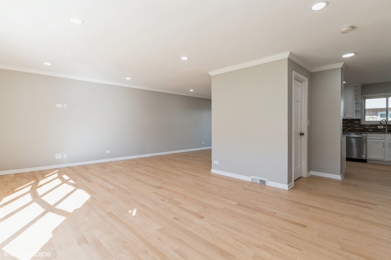 8842 Dee Road, Unit B Des Plaines, IL 60016 - Photo 4 of 29 Gallery Image 4