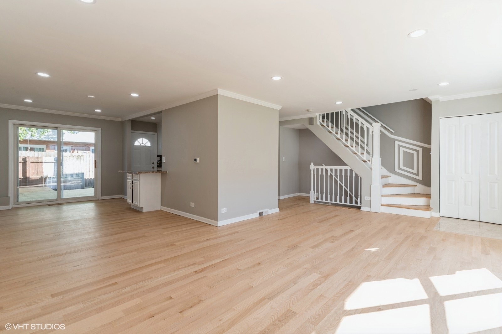 8842 Dee Road, Unit B Des Plaines, IL 60016 - Photo 5 of 29 Gallery Image 5