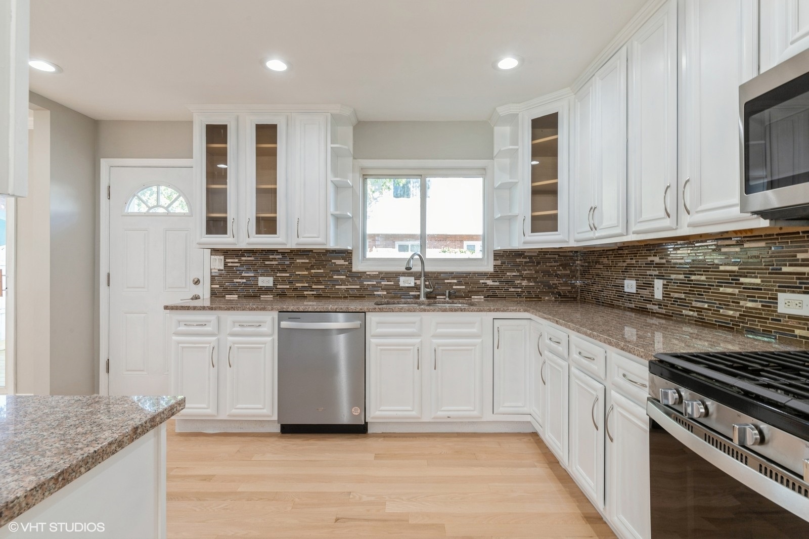 8842 Dee Road, Unit B Des Plaines, IL 60016 - Photo 6 of 29 Gallery Image 6