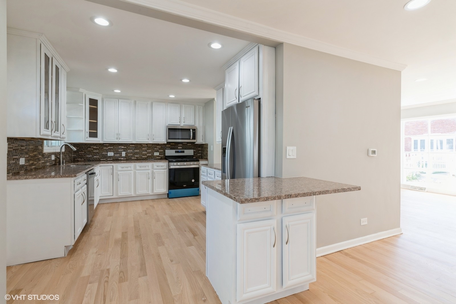 8842 Dee Road, Unit B Des Plaines, IL 60016 - Photo 8 of 29 Gallery Image 8