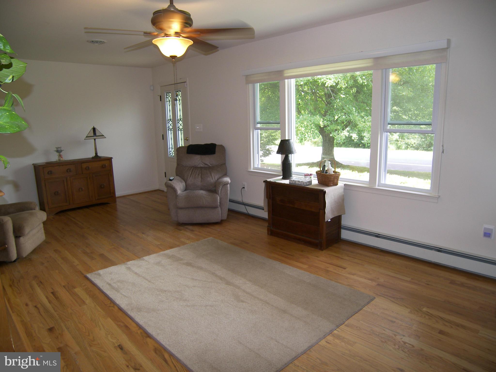 6707 Brooklyn Bridge Road Laurel, MD 20707 - Photo 6 of 19 Living Room