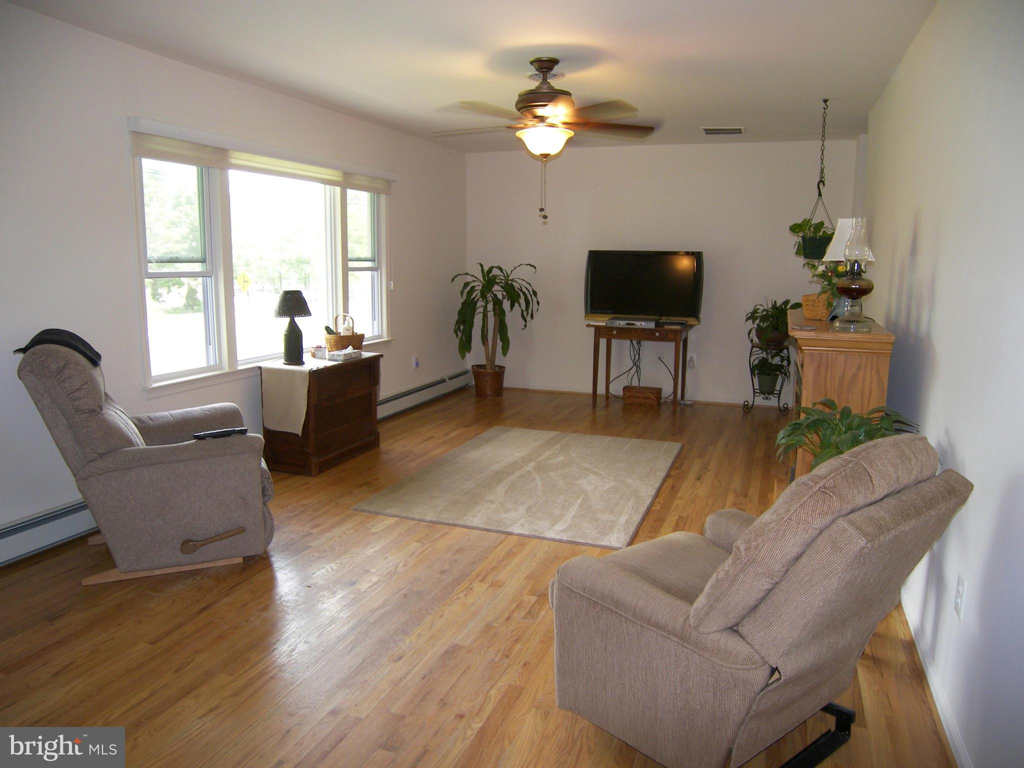 6707 Brooklyn Bridge Road Laurel, MD 20707 - Photo 7 of 19 Living Room
