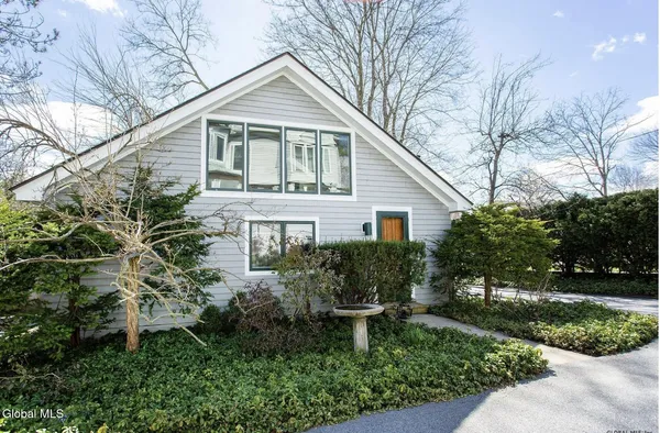 $1,995 | 586 North Broadway, Saratoga Springs, NY 12866