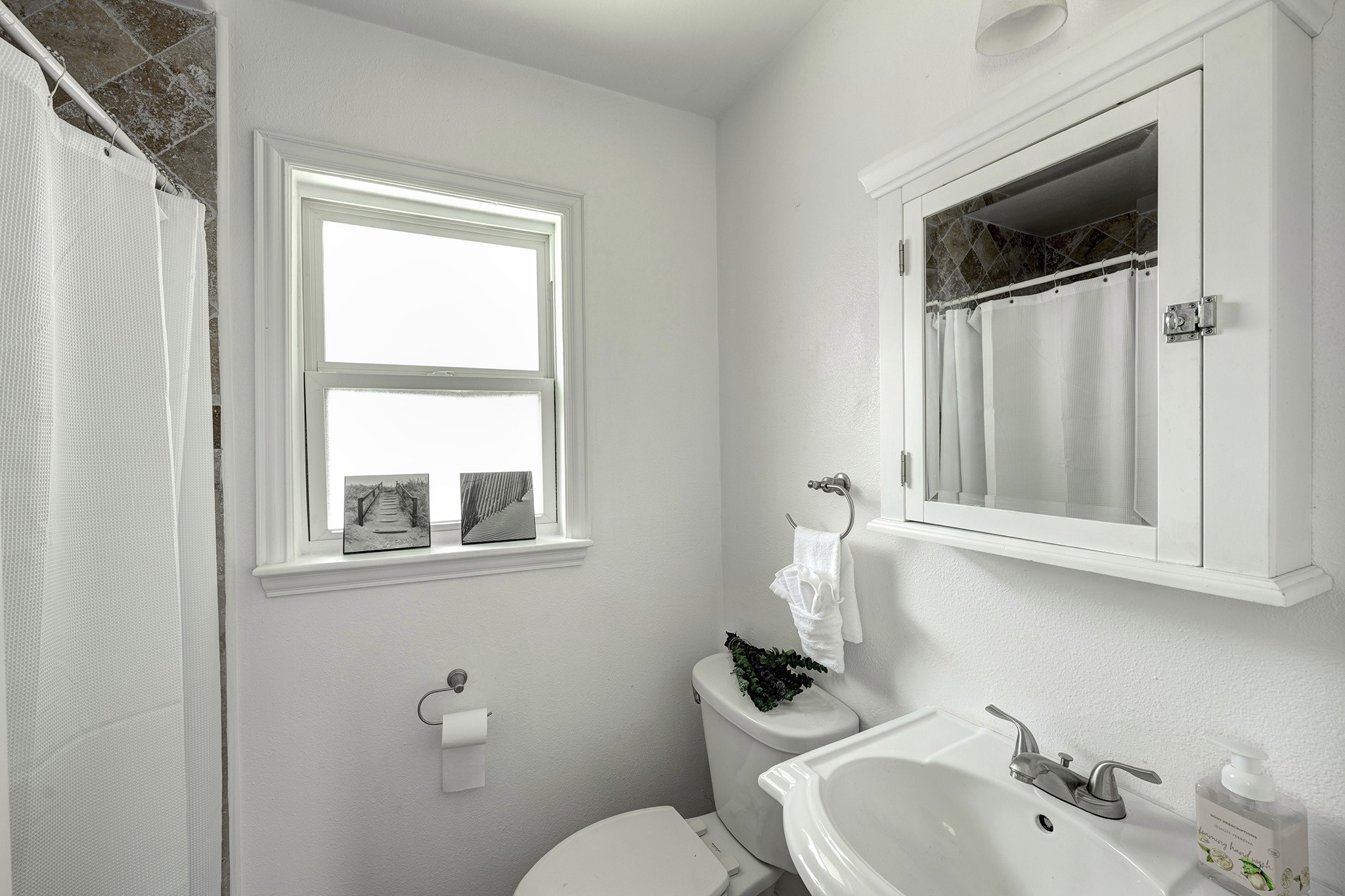 1111 Clovis Road Houston, TX 77008 - Photo 18 of 32 En-suite bathroom