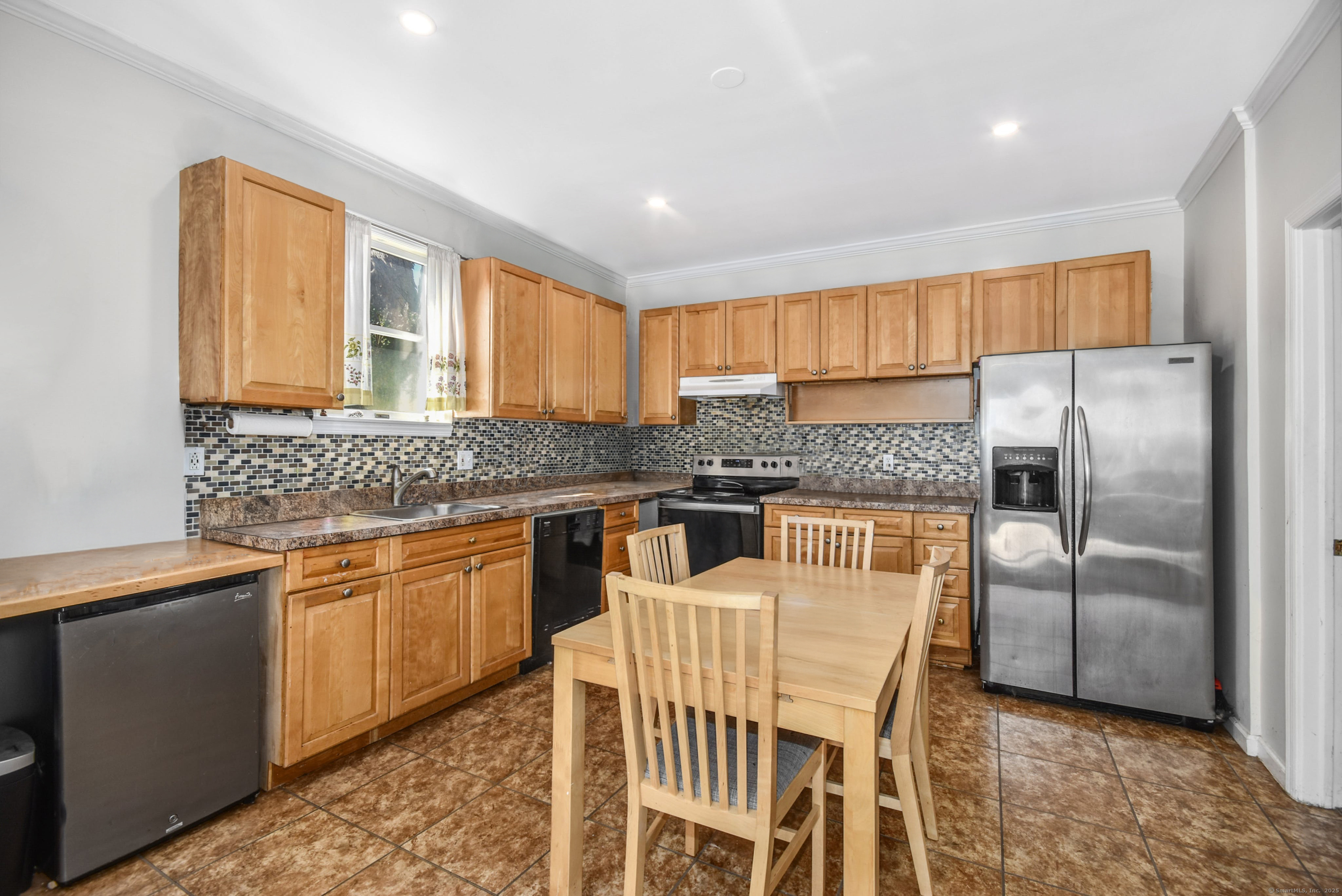 64 East Avenue New Canaan, CT 06840 - Photo 6 of 23 First floor unit sunny open eat-in kitchen with stainless appliances