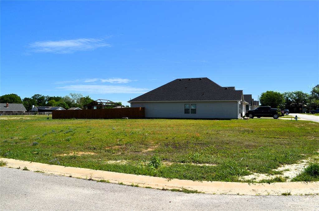 341 Preston Road Mabank, TX 75147 - Photo 1 of 4 a view of a large garden with an outdoor space