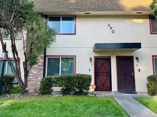 $379,000 | 490 Edgewood Drive, Unit 5, Vacaville, CA 95688