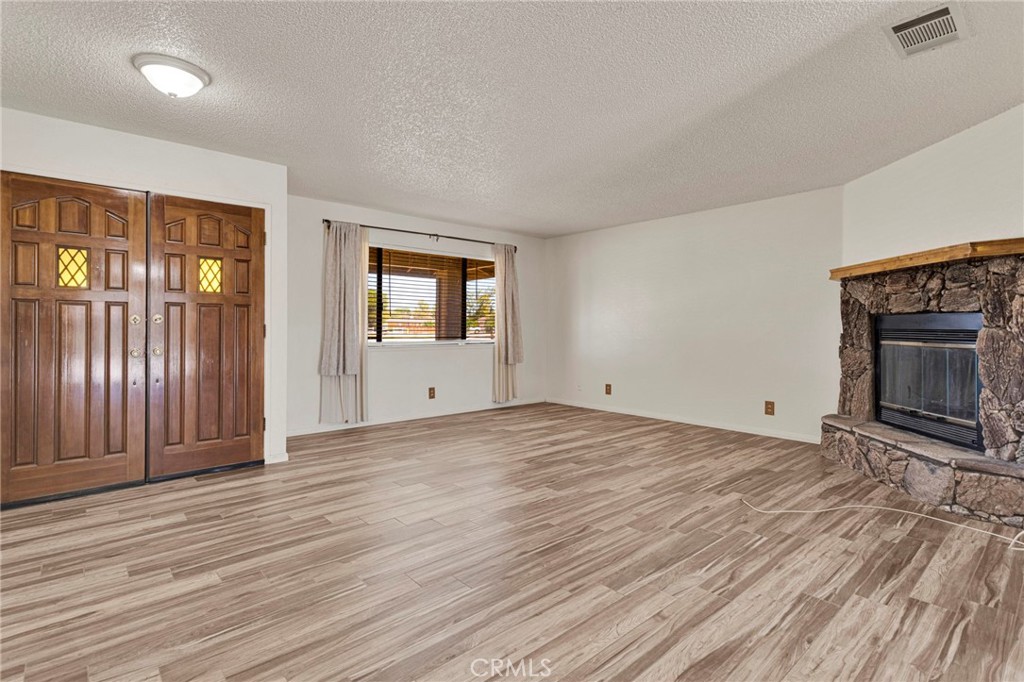 14475 Pioneer Road Apple Valley, CA 92307 - Photo 5 of 32
