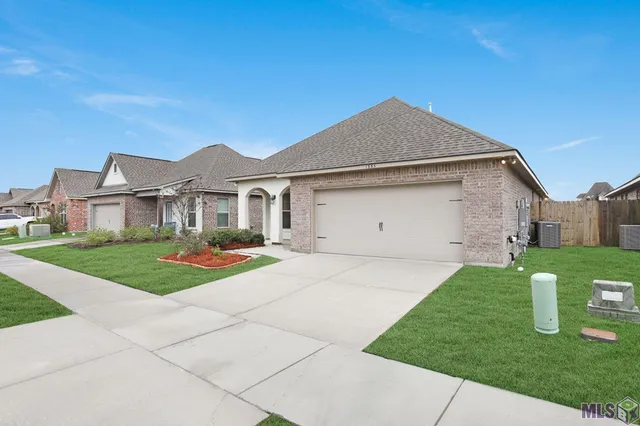 $2,800 | 1335 Rustic Pine Drive, Baton Rouge, LA 70820