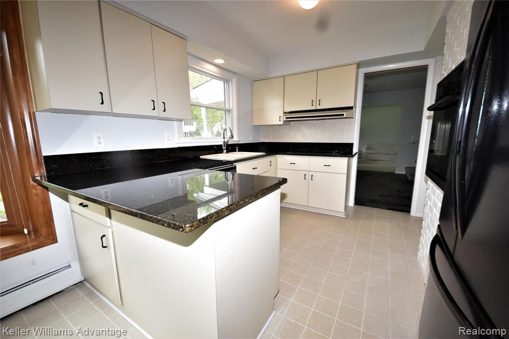 30209 Barwell Road Farmington Hills, MI 48334 - Photo 8 of 35