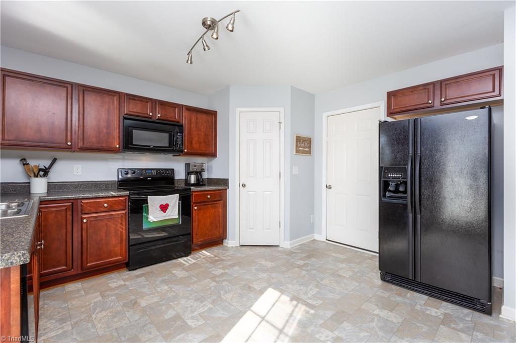 916 Bitting Hall Circle Rural Hall, NC 27045 - Photo 2 of 29 Gallery Image 2