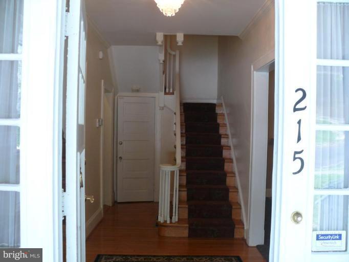 215 Overhill Road Baltimore, MD 21210 - Photo 4 of 19 Entrance / Foyer