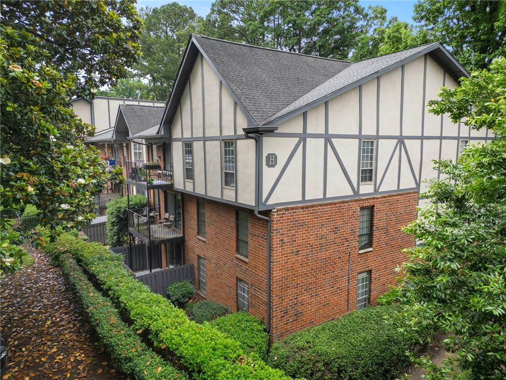 6851 Roswell Road, Unit H26 Atlanta, GA 30328 - Photo 38 of 49 an aerial view of a house house and balcony