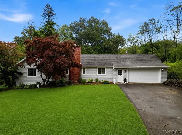 $279,900 | 2077 Blakeley Road, East Aurora, NY 14052