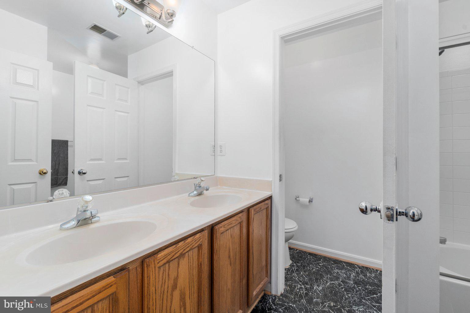 10940 Baskerville Road Reisterstown, MD 21136 - Photo 29 of 38 Primary Bath