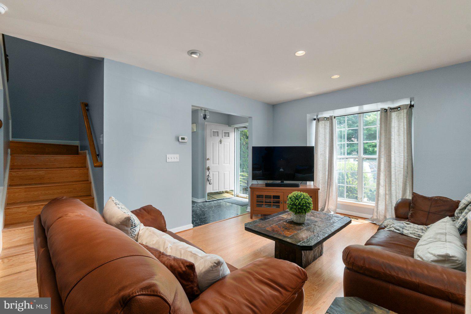 10940 Baskerville Road Reisterstown, MD 21136 - Photo 6 of 38 Living Room