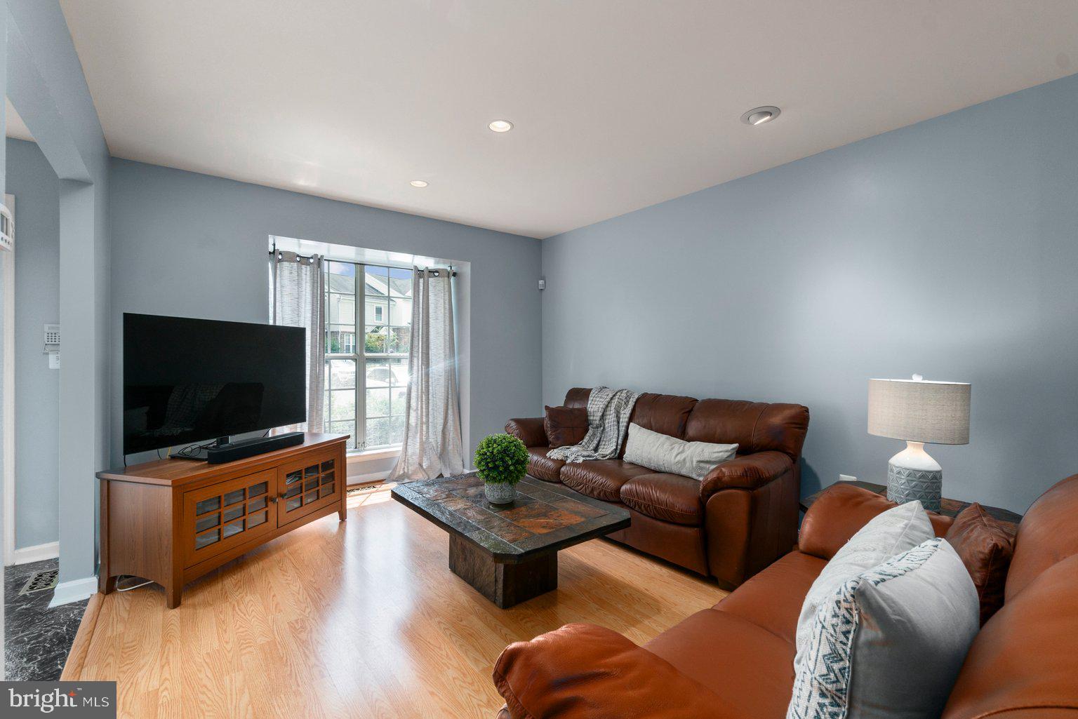 10940 Baskerville Road Reisterstown, MD 21136 - Photo 7 of 38 Living Room