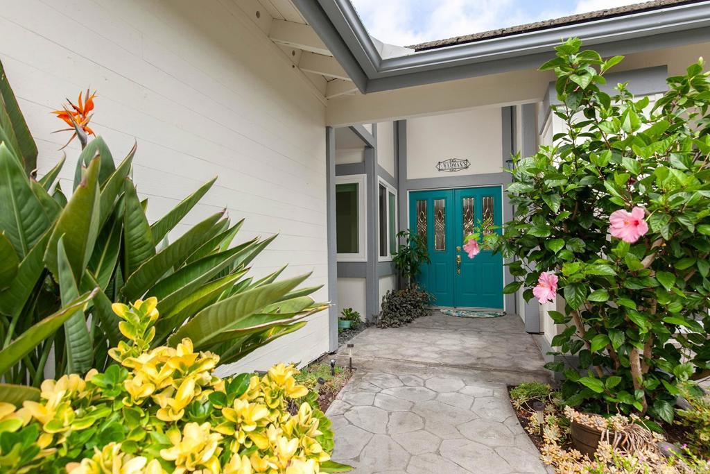 747 Santa Victoria Solana Beach, CA 92075 - Photo 7 of 57 a front view of a house with a yard