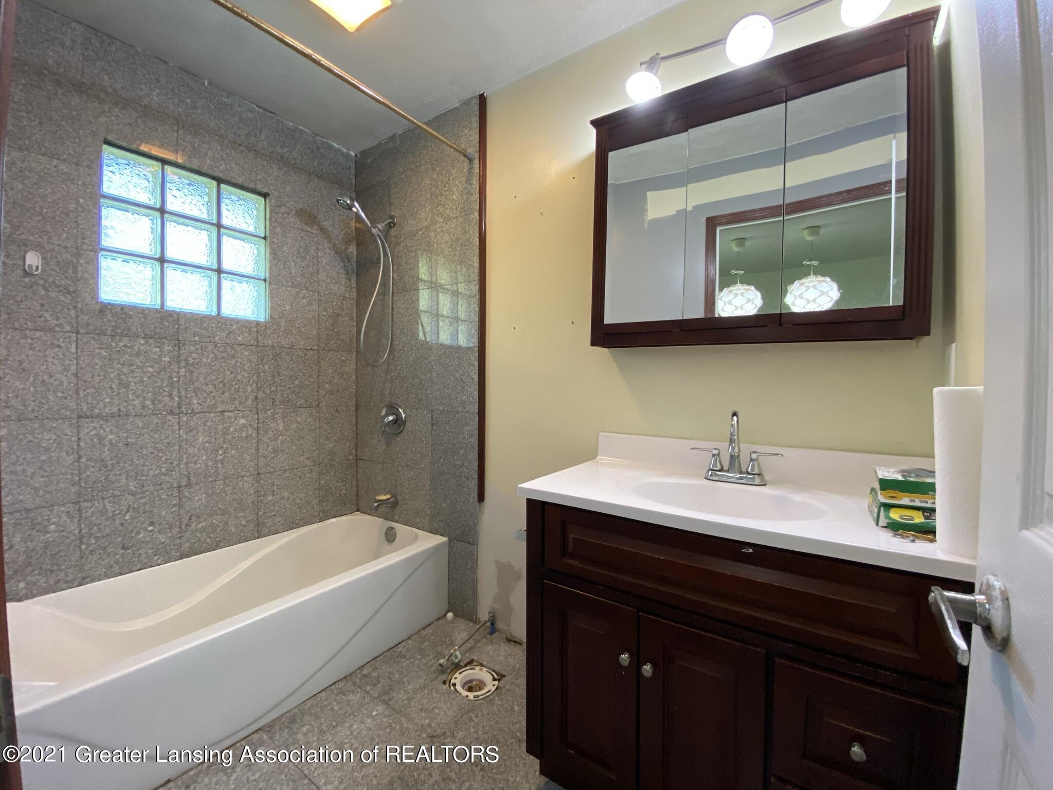 8650 West Jason Road St. Johns, MI 48879 - Photo 15 of 37 15 Master bath with tile flooring owner