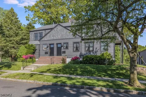 $3,795 | 159 Forest Street, Unit 2, Montclair, NJ 07042