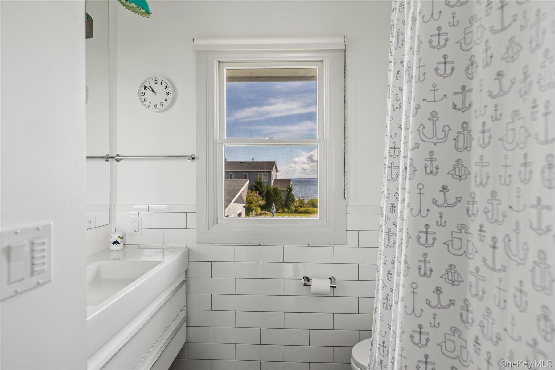 4415 Camp Mineola Road Mattituck, NY 11952 - Photo 21 of 44 Well appointed full bathroom with modern fixtures and finishes.